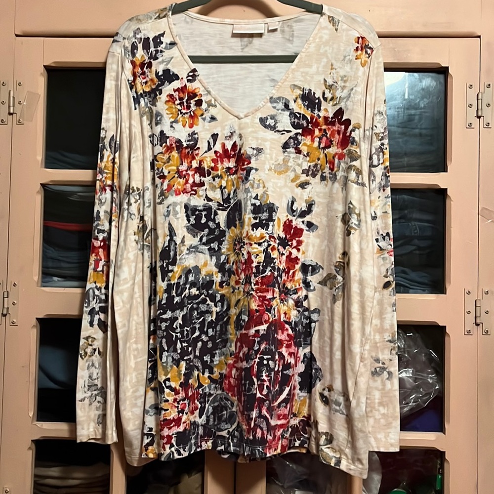 Gorgeous Floral Design Top w/ V Neckline, Long Sleeves, and Slight Swing Shape